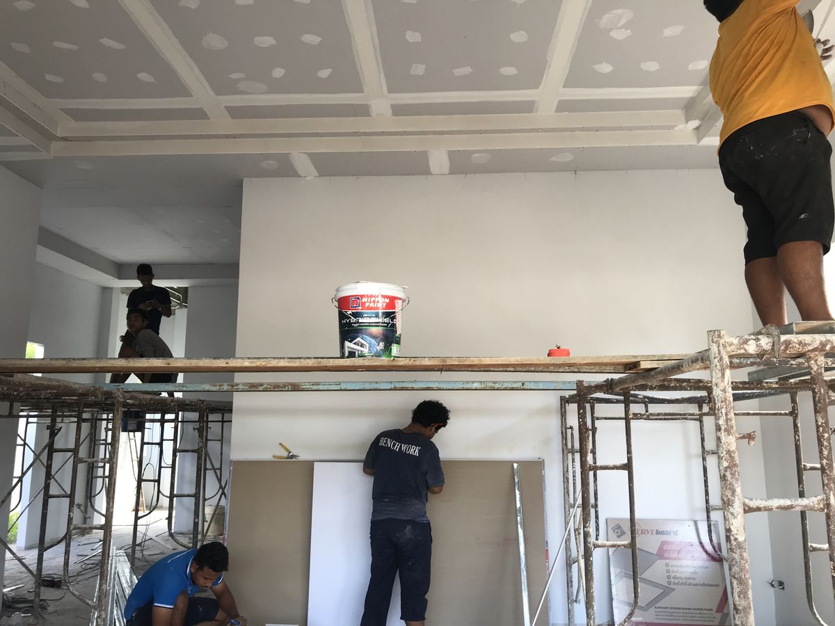 tanah liat yang sedang dikeruk
