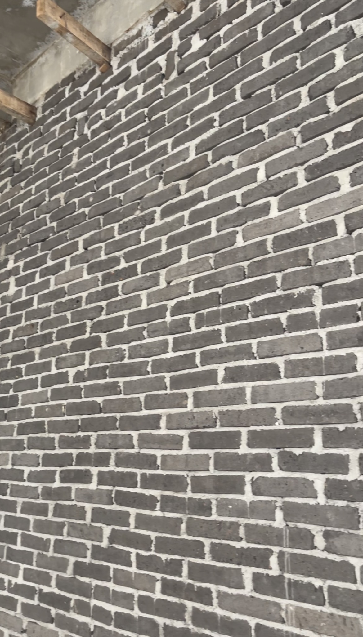 tembok dinding yang dibangun kokoh menggunakan bata hitam premium reclea brick
