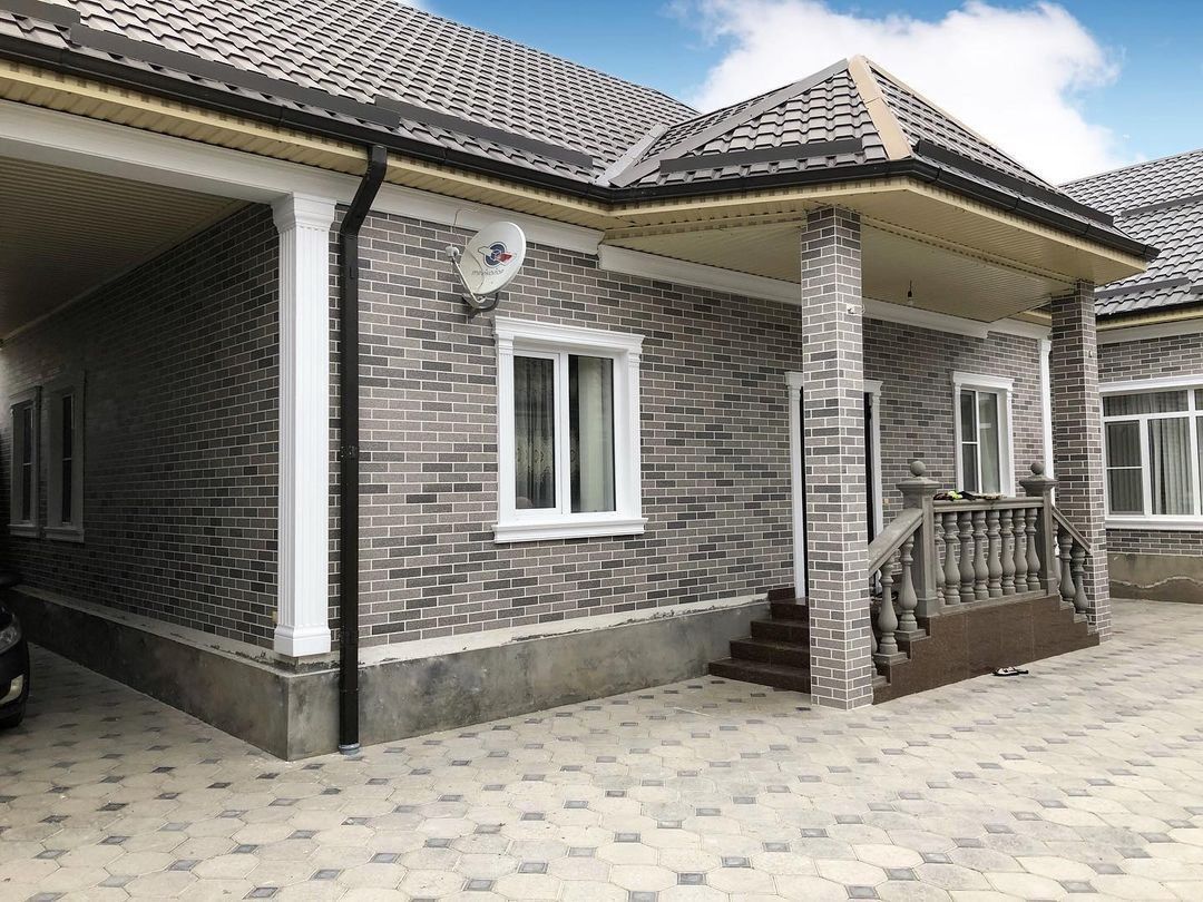 fasad rumah dengan batu bata hitam