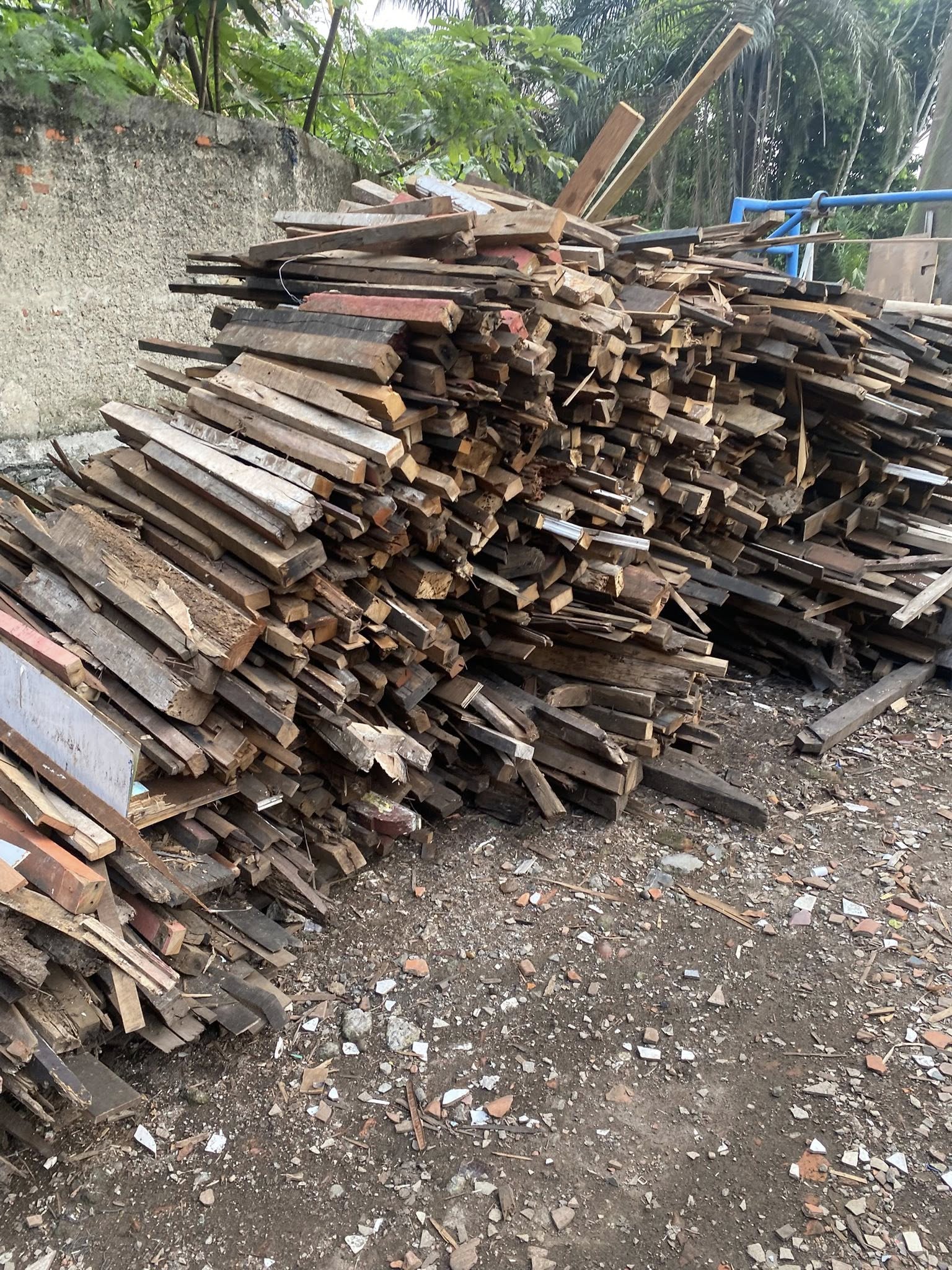 kayu bakar untuk batu bata