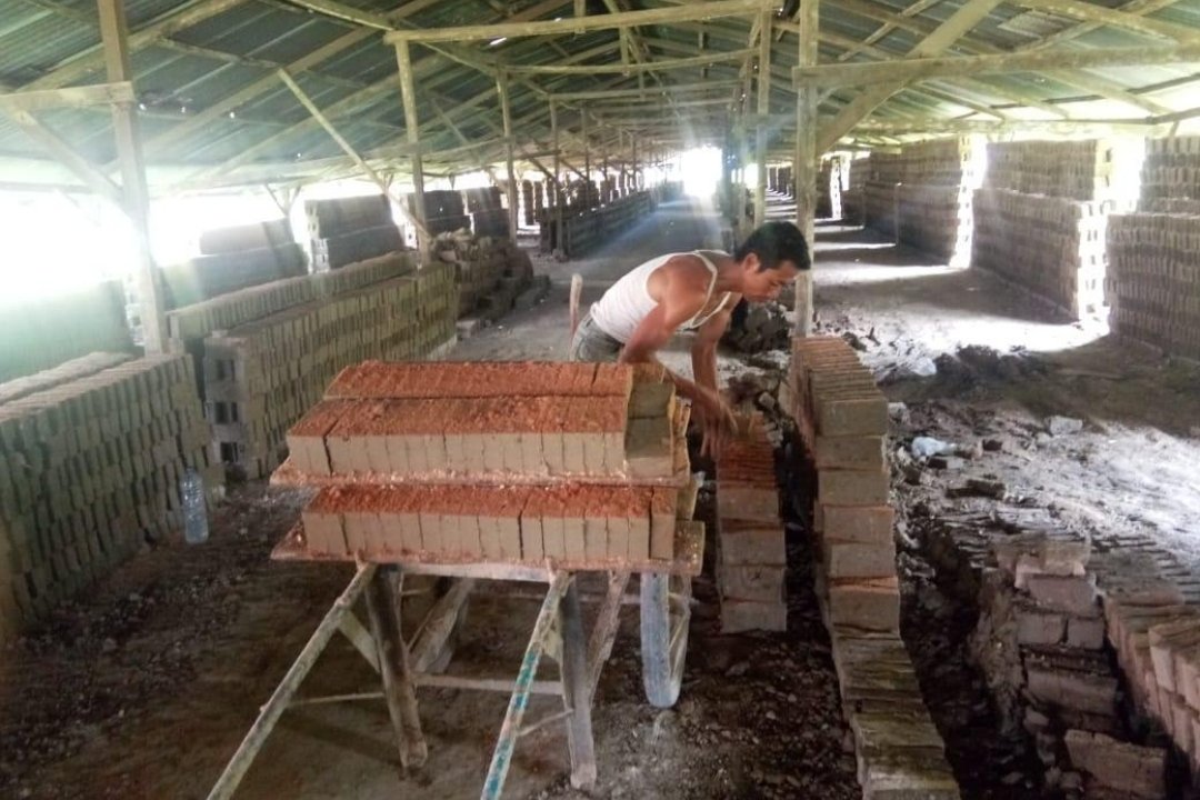 kegiatan produksi batu bata merah